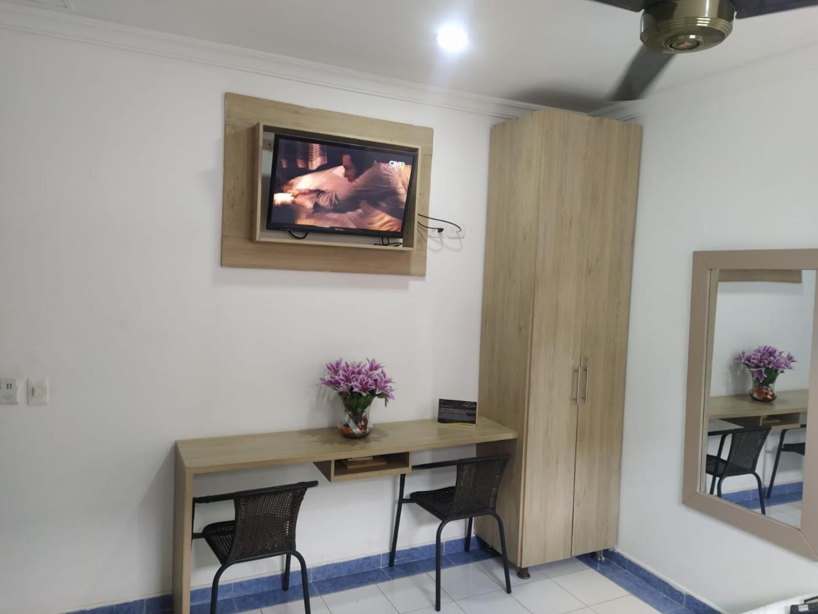 Hotel La Casa 1 Monteria Bagian luar foto